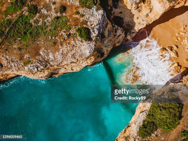 葡萄牙拉戈亞附近的普拉亞多 cío raivoso 的驚人無人機拍攝 - cão 個照片及圖片檔