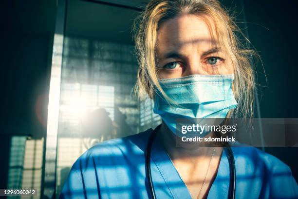 exhausted medical worker - tired healthcare worker stock pictures, royalty-free photos & images