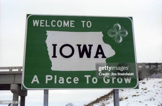 Welcome to Iowa sign in Davenport, Iowa on November 25, 1981.