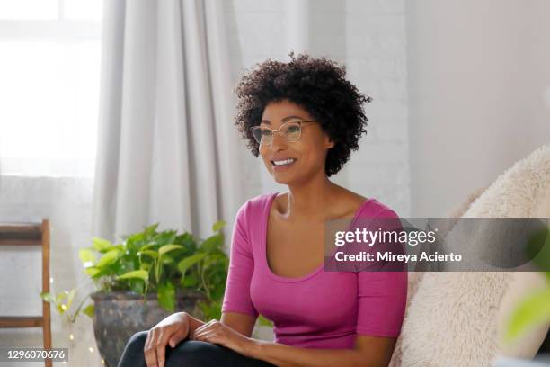 436 Black Woman Short Hair Glasses Photos and Premium High Res Pictures -  Getty Images
