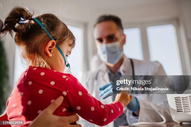 het meisje dat van de baby een artsvinger houdt - allergy doctor stockfoto's en -beelden