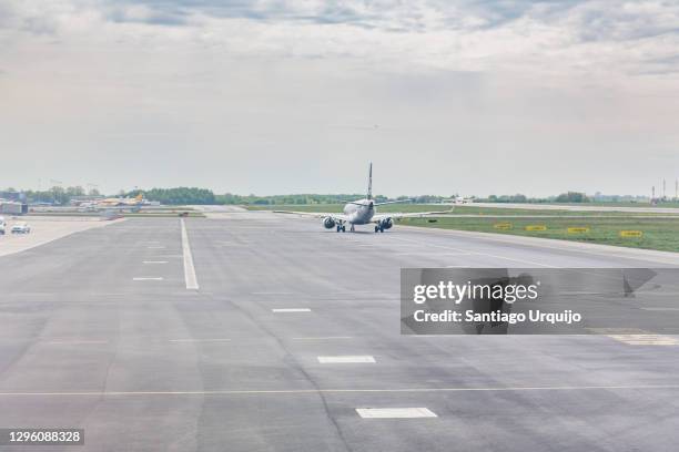 airplane entering the runway - warsaw airport stock pictures, royalty-free photos & images