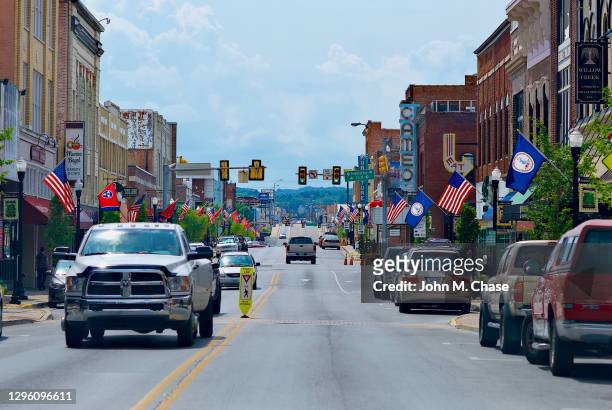 tennessee/virginia state line, middle of state street - tennessee flag stock pictures, royalty-free photos & images
