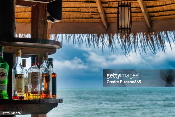 beach bar by the sea tropical paradise - cocktails beach stock pictures, royalty-free photos & images