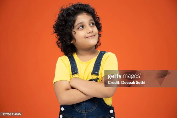 happy child boy - stockfoto - boy thinking stockfoto's en -beelden