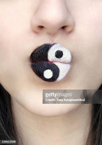 girl with ying and yang symbol on lips - fu ying foto e immagini stock