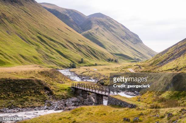 steile berghänge in glen tilt, in den schottischen highlands - highlands stock-fotos und bilder