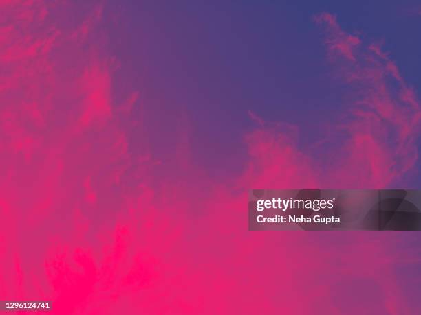 abstract background - duotone, pink & blue - dust dark stock-fotos und bilder