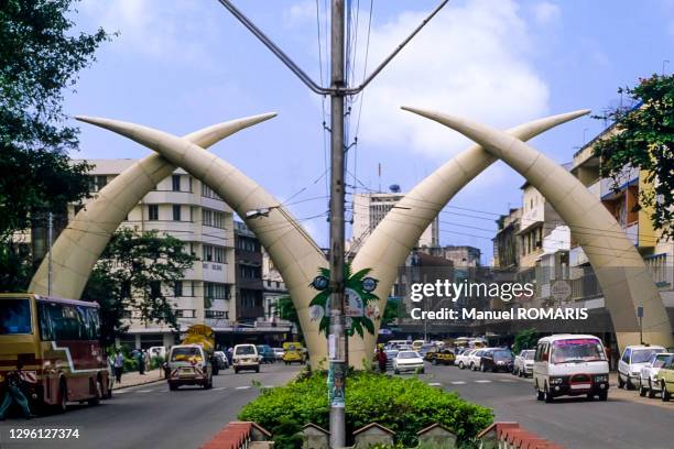 city gate of mombasa - mombasa tusks stock pictures, royalty-free photos & images