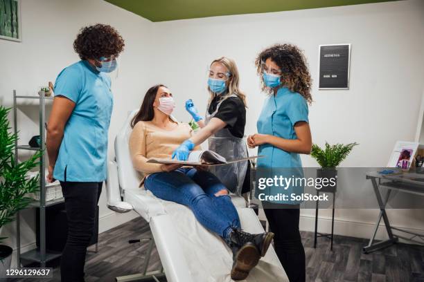 ausbildung zu ästhetikern - esthetician stock-fotos und bilder