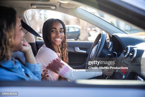 mother handing car keys to teenage daughter - carnet fotografías e imágenes de stock