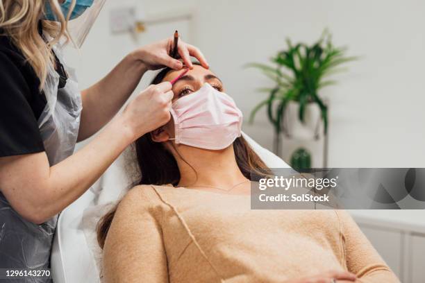 microblading salon termin - esthetician stock-fotos und bilder