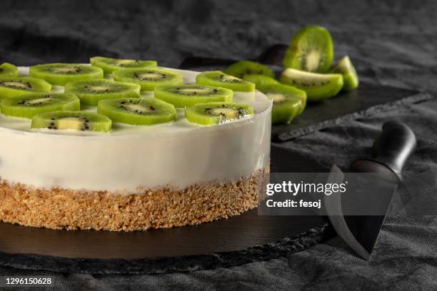 decorated cheesecake with kiwi - gold kiwi stock pictures, royalty-free photos & images
