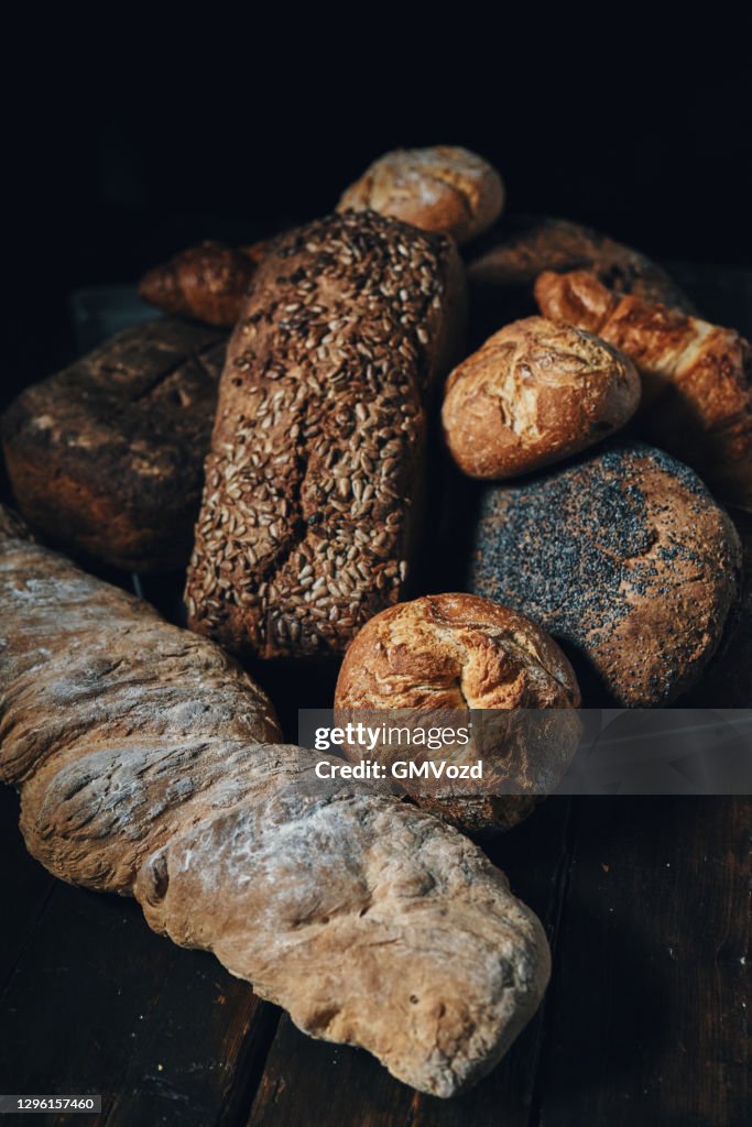 Variation von frischem hausgemachtem Braunbrot, Samenbrot und Sauerteigbrot