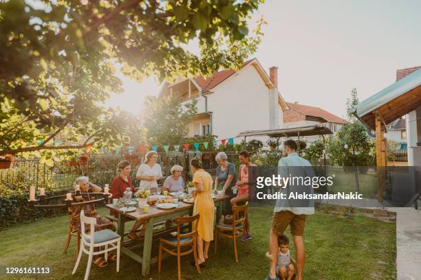 une fête de famille en plein air - repas photos et images de collection