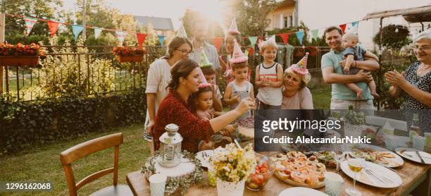 een openluchtverjaardagspartij - birthday party stockfoto's en -beelden