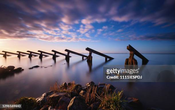 rompighiaccio sulla riva di marken - olanda settentrionale foto e immagini stock