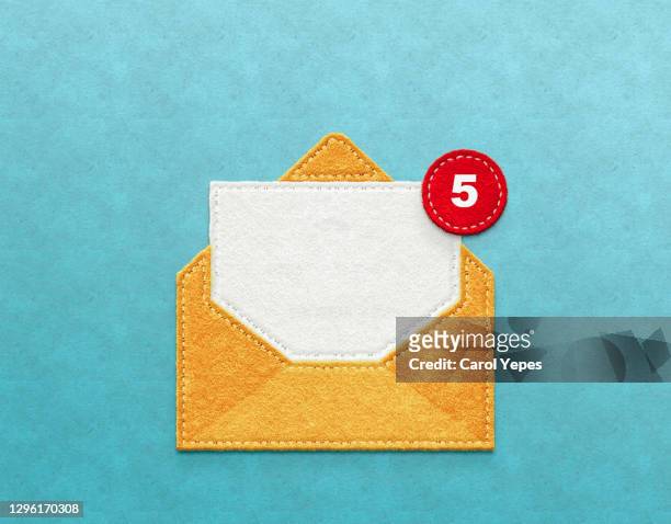 yellow envelope with notification-email concept - inbox filing tray stockfoto's en -beelden