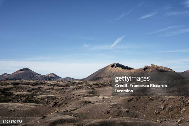 volcanic landscape and blue sky - paysage volcanique photos et images de collection