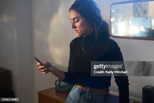 woman using a smart phone unhappy in trendy east london - confused woman stockfoto's en -beelden