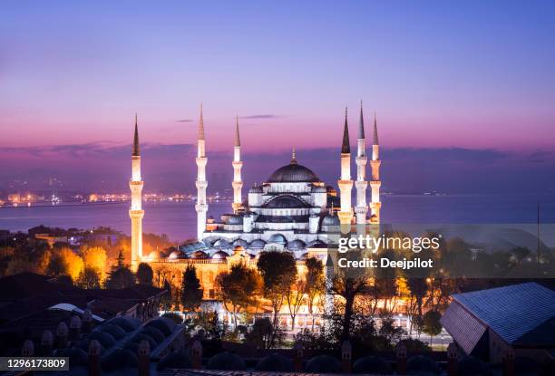 la mezquita azul en el distrito de sultanahmet, estambul, turquía en el crepúsculo. - blue mosque fotografías e imágenes de stock