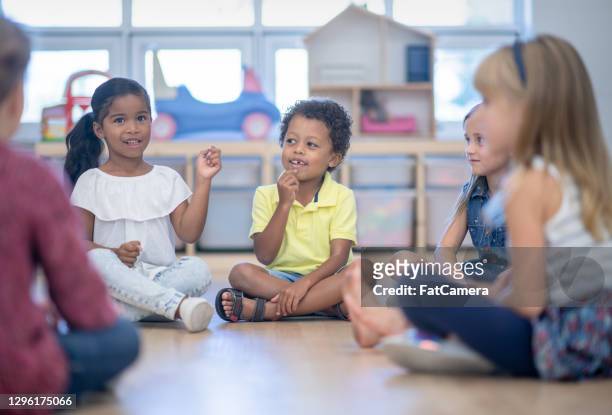 tempo circolare in classe prescolare - bambini seduti in cerchio foto e immagini stock