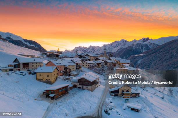 snow covering the alpine village of guarda at dawn, switzerland - guarda switzerland stock-fotos und bilder