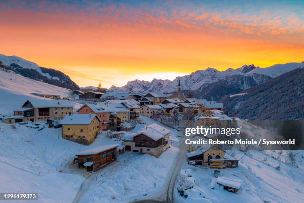 snow covering the alpine village of guarda at dawn, switzerland - guarda switzerland fotografías e imágenes de stock