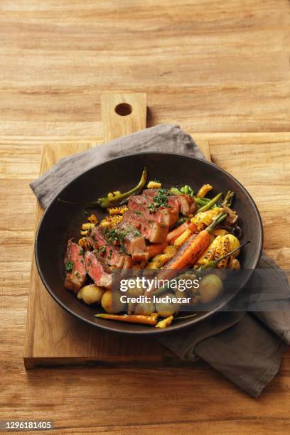 stekt ytterfilé biff med rostade rotfrukter - prepared potato bildbanksfoton och bilder