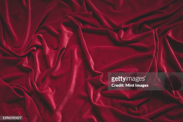 detail of crumpled red velvet fabric - velvet photos et images de collection