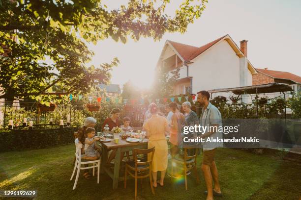 una fiesta familiar al aire libre - fiesta de jardín fotografías e imágenes de stock