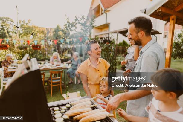 barbecue feest in onze achtertuin - barbeque stockfoto's en -beelden