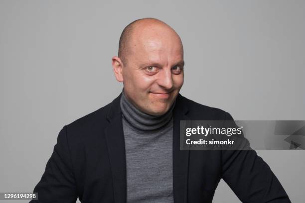 verticale de l’homme mûr - complètement chauve photos et images de collection