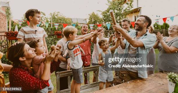 familiefeest in de achtertuin - tuinfeest stockfoto's en -beelden