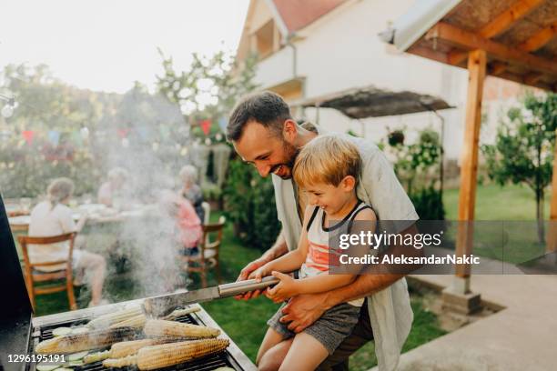 barbecue feest in onze achtertuin - fathersday stockfoto's en -beelden