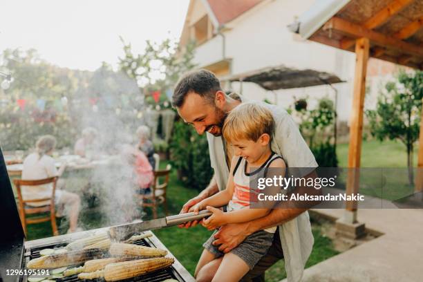 grillfest i vår bakgård - barbecue bildbanksfoton och bilder