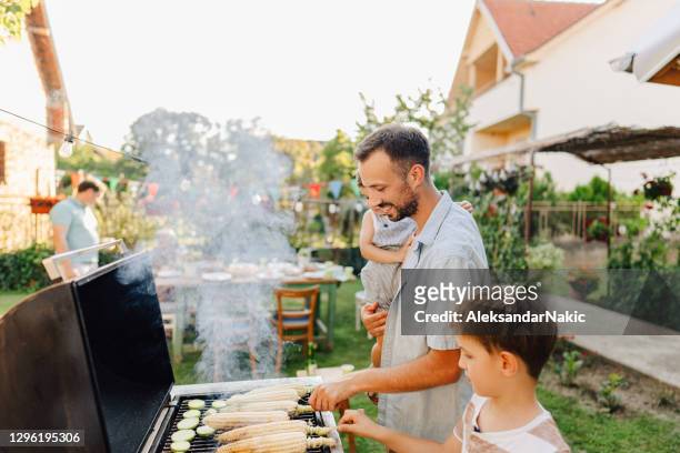 barbecue feest in onze achtertuin - backyard grilling stockfoto's en -beelden