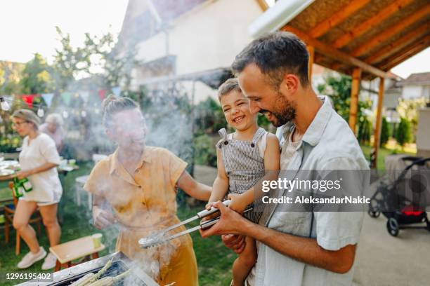 barbecue feest in onze achtertuin - backyard grilling stockfoto's en -beelden