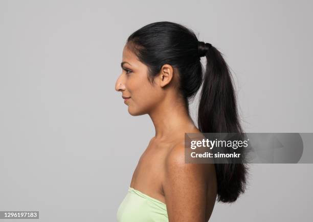 zijaanzicht van jonge vrouw - over the shoulder view stockfoto's en -beelden