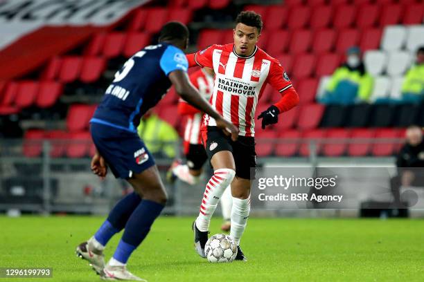 Bruno Martins Indi of AZ and Donyell Malen of PSV Eindhoven during the Dutch Eredivisie match between PSV and AZ at Philips Stadion on January 13,...
