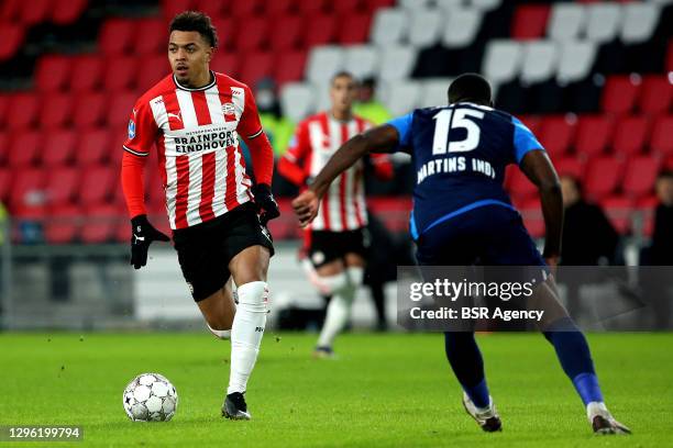 Donyell Malen of PSV Eindhoven and Bruno Martins Indi of AZ during the Dutch Eredivisie match between PSV and AZ at Philips Stadion on January 13,...
