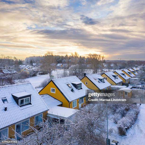 houses in winter - detached house stock pictures, royalty-free photos & images