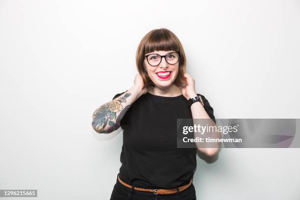 hipster nerdy junge frau lächelnd studio portrait - nerd woman stock-fotos und bilder