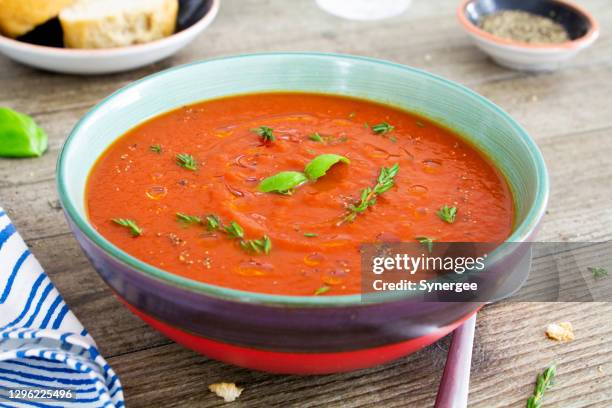 素朴なテーブルの上にトマトバジルスープ - tomato soup ストックフォトと画像