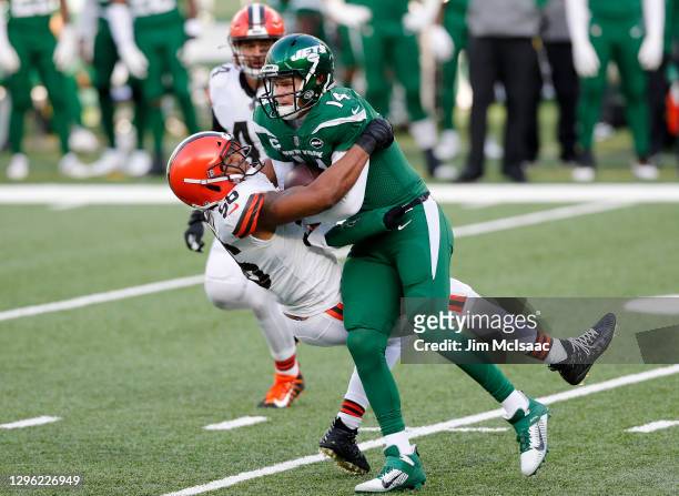 Sam Darnold of the New York Jets in action against Malcolm Smith of the Cleveland Browns at MetLife Stadium on December 27, 2020 in East Rutherford,...