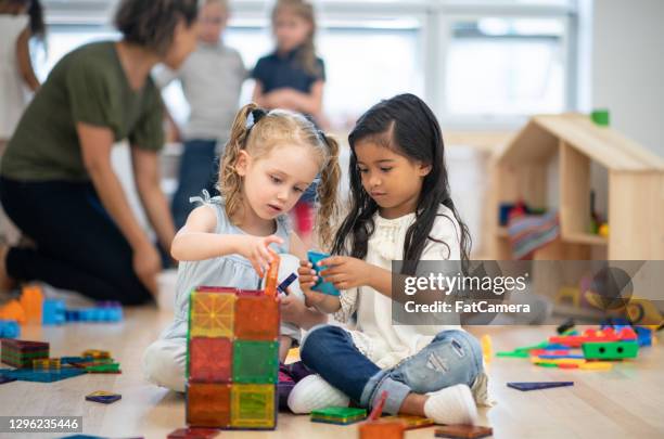 gemeinsam aufbauen - montessori education stock-fotos und bilder