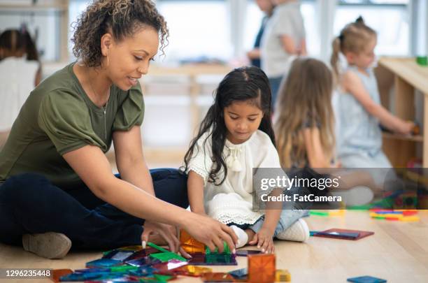 bedankt voor je hulp, leraar! - preschool classroom stockfoto's en -beelden