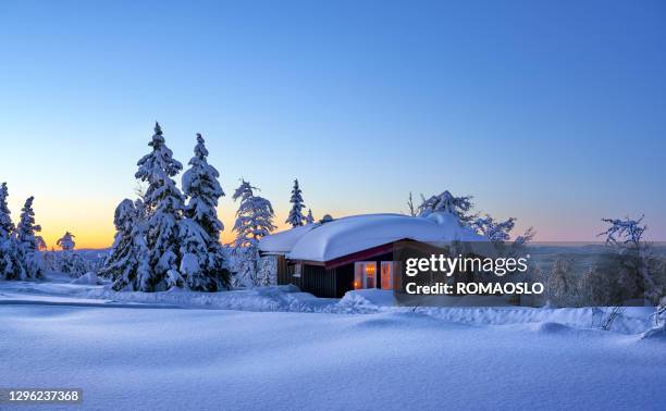 berghut bij zonsopgang in januari, synnfjell - oppland county noorwegen - norwegian culture stockfoto's en -beelden