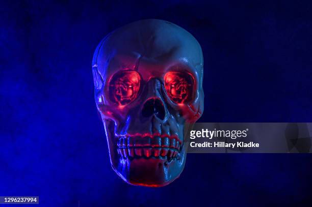 floating skull with red eyes - skull and crossbones stockfoto's en -beelden