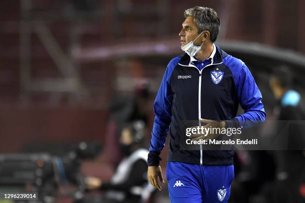 Mauricio Pellegrino head coach of Velez Sarsfield looks on during a semifinal second leg match between Lanus and Velez as part of Copa CONMEBOL...